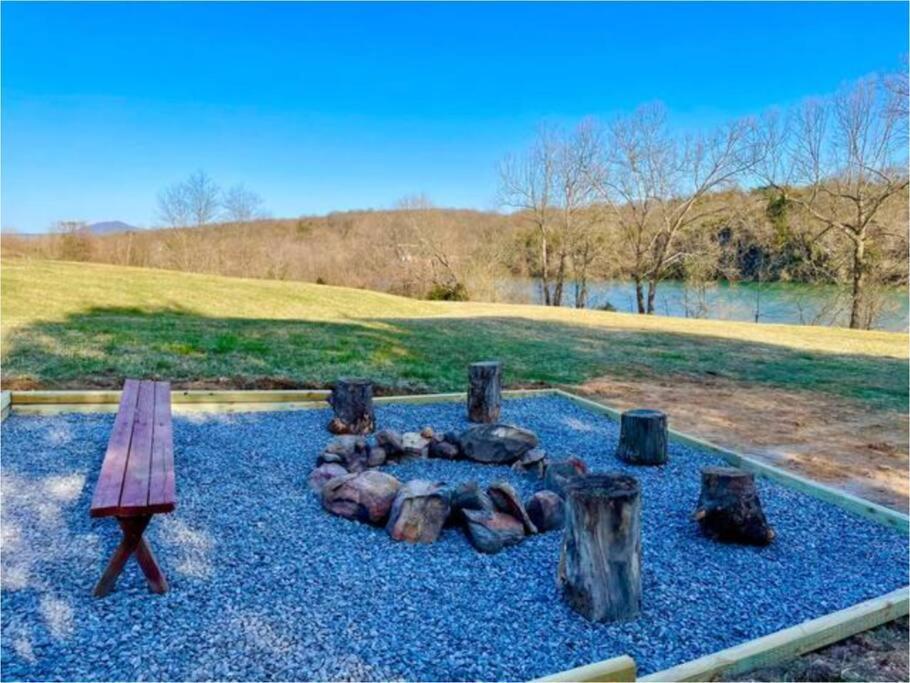 The Barn At Evermore: Riverfront Retreat W/Hot Tub 卢雷 外观 照片